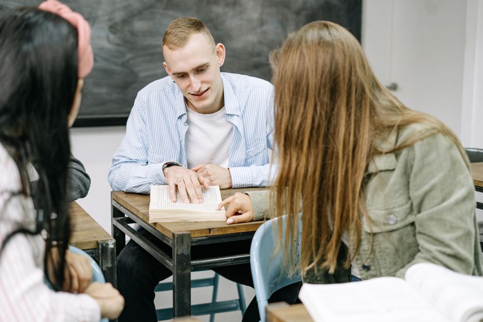 Studierende in einem virtuellen Deutschkurs mit Laptop und Kopfhörern