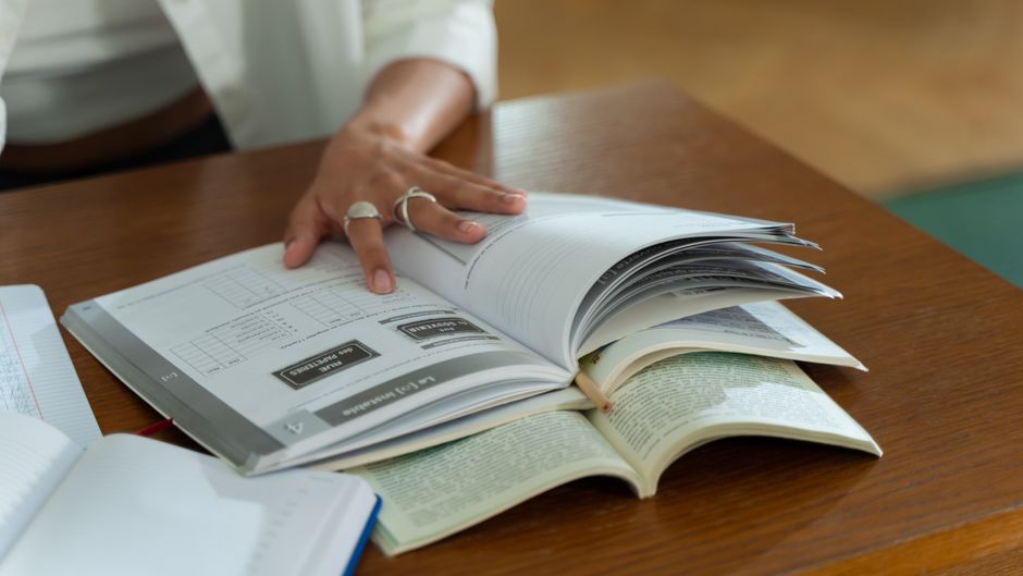 Lernende in einem virtuellen Deutschkurs mit Laptop und Notizen