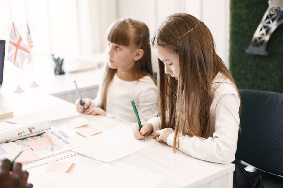 Lernende in einem virtuellen Deutschkurs mit Laptop und Notizen